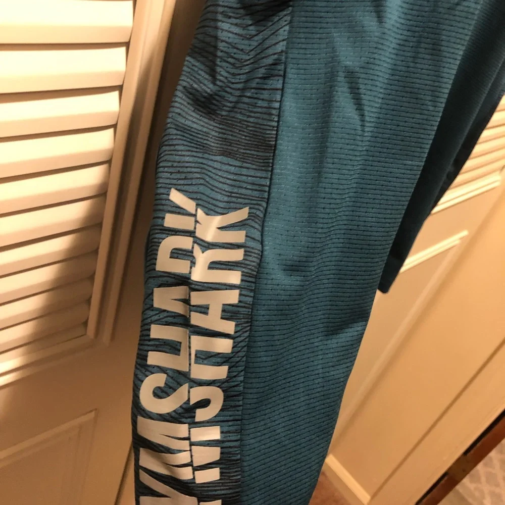 Gym shark shirt (never worn) - Picture 3 of 3